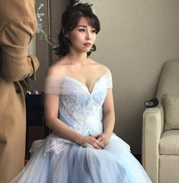 迟到的幸福!举重冠军龙清泉为妻子补办温馨婚礼